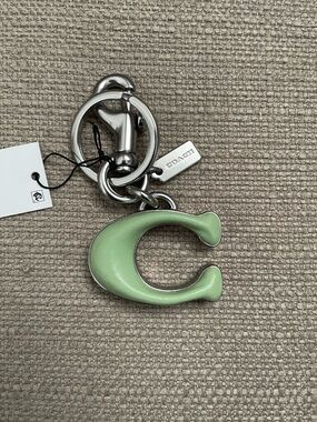 Coach Signature C Bag Charm Silver/pale pistachio new